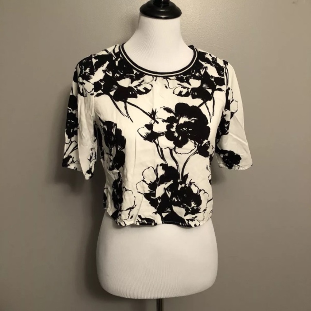 Abercrombie & Fitch Short Sleeve Cropped Top.